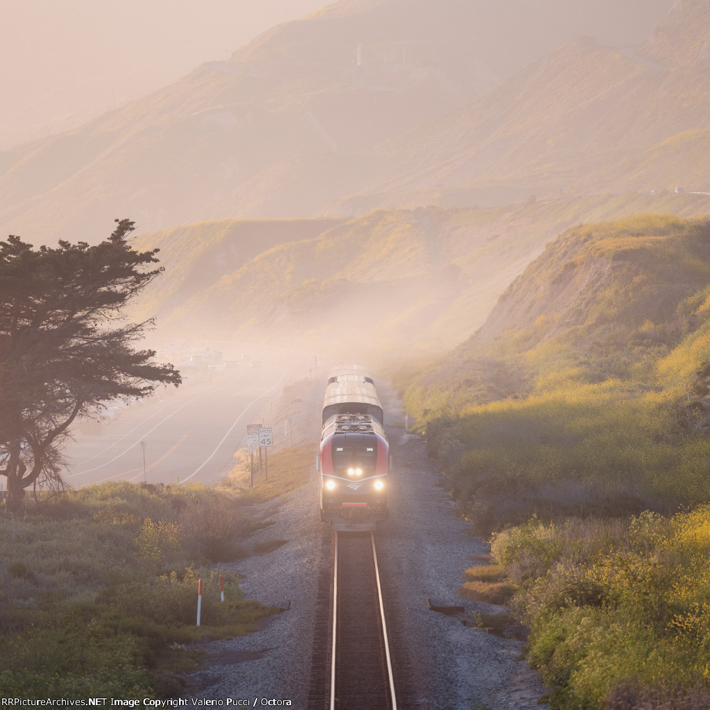 Coast Starlight approaching Ventura, Calif